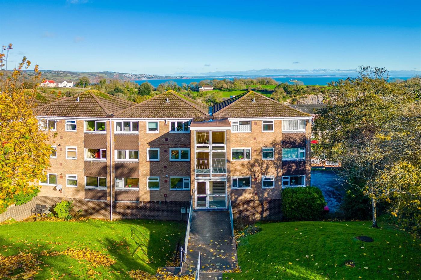 2 Bedroom Apartment for Sale: Langstone Close, Babbacombe, Torquay, TQ1 3TY
